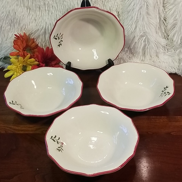 4 Better Homes Mistletoe soup bowls